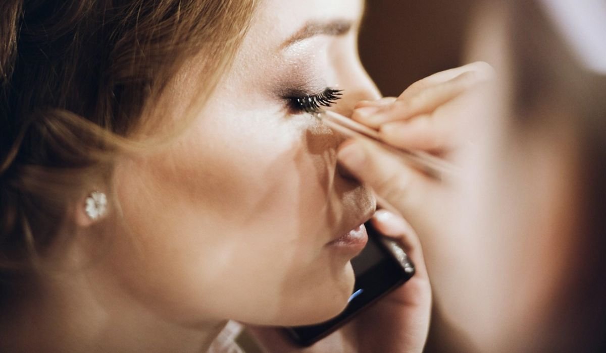 Preventing Irritation: Choosing Lash Products That Protect Client Eyes