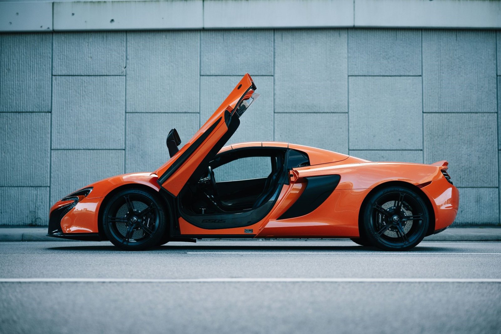 Rent a McLaren in Dubai: The Perfect Choice for Business Trips and Luxury Vacations 2 Rent a McLaren in Dubai: The Perfect Choice for Business Trips and Luxury Vacations